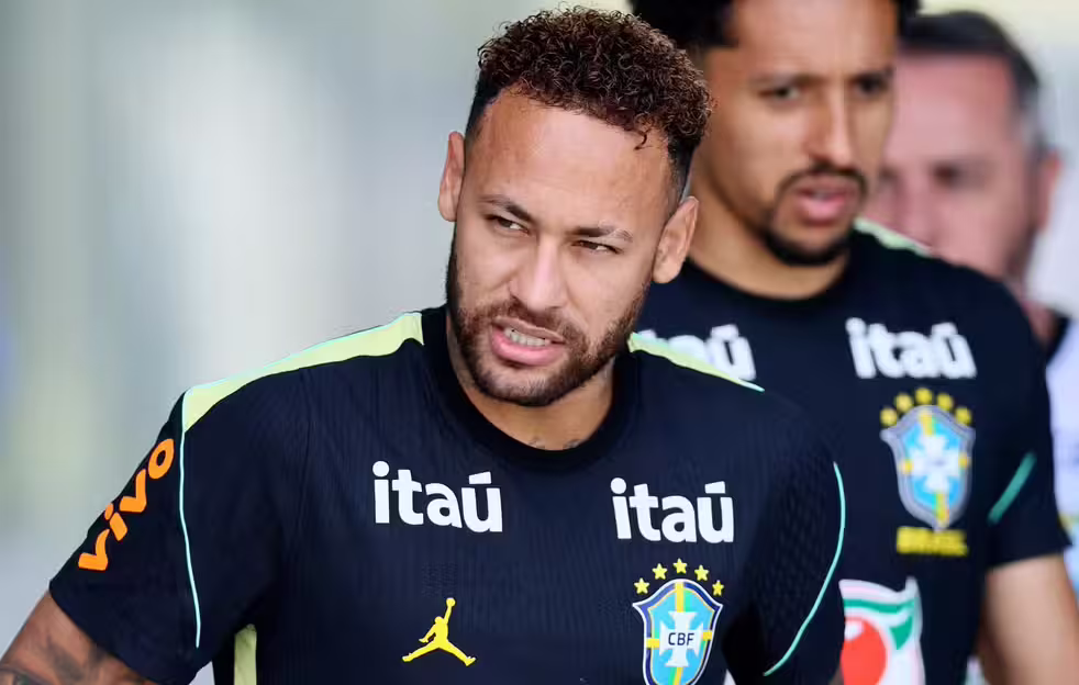 Neymar treina com grupo e bola pela primeira vez nesta quarta-feira (17)