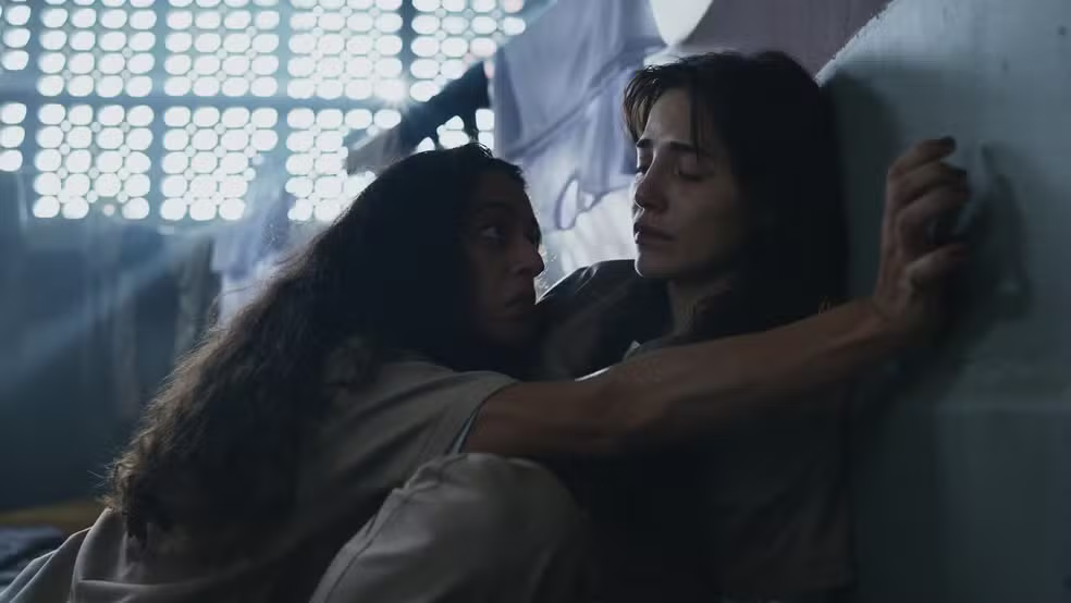 Ataque na prisão, disputa por herança e chantagens movimentam semana decisiva em "Quem Ama Cuida"