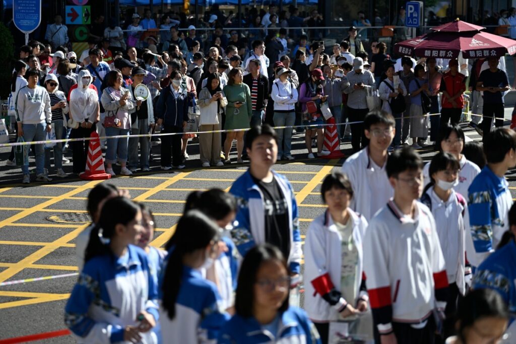 Gaokao: ‘vestibular mais difícil do mundo’ tem tecnologia anti-cola, bloqueio de IA e silêncio nas ruas na China