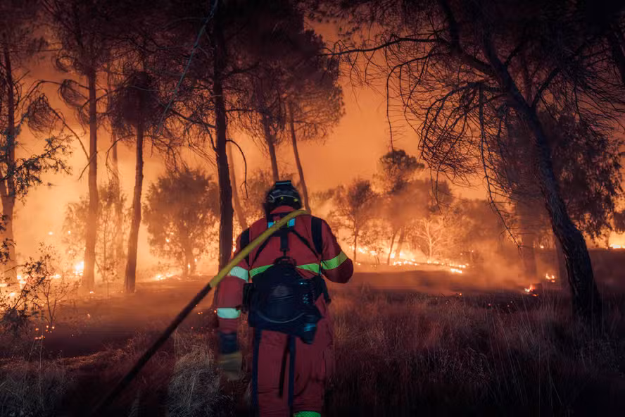 França e Espanha intensificam combate a incêndios antes de nova onda de calor