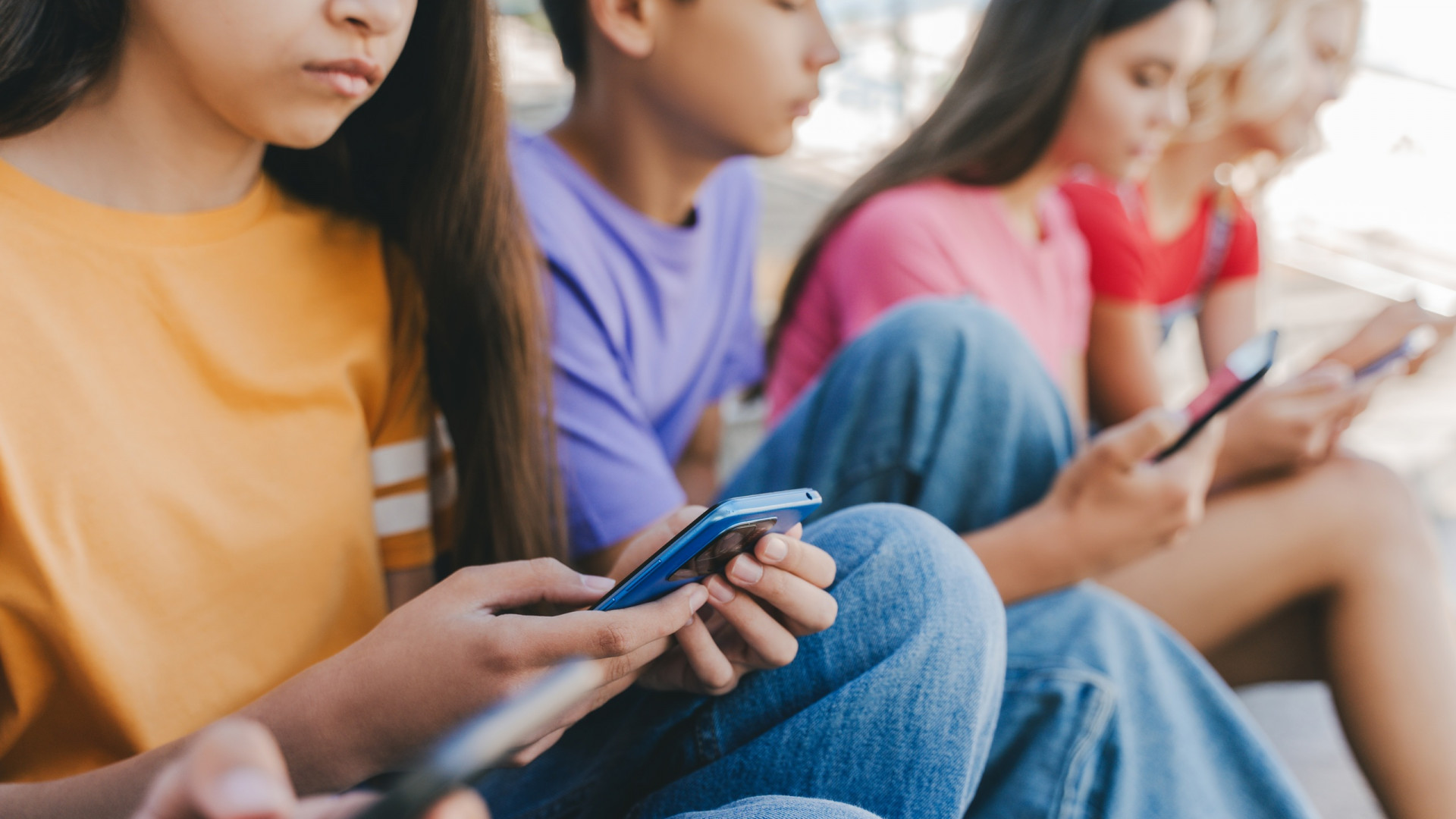 França deve aprovar lei que veta redes sociais para menores de 15 anos nesta terça-feira (21)