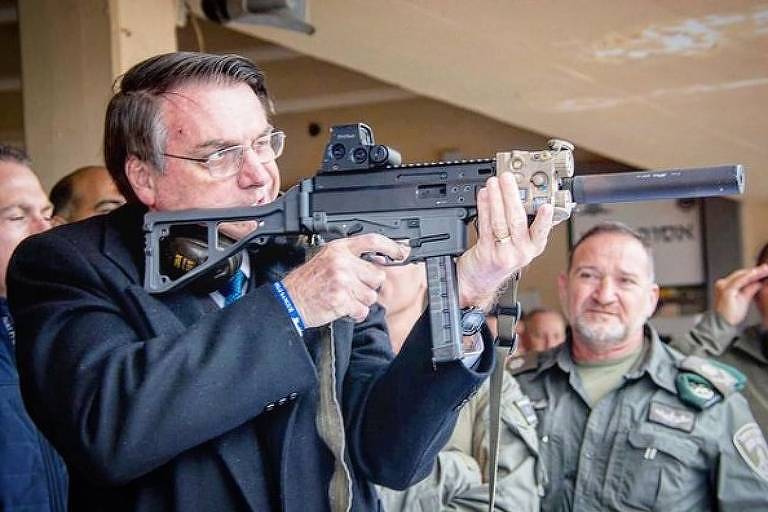 Moraes dá 48 horas para Exército entregar armas de Bolsonaro à Polícia Federal