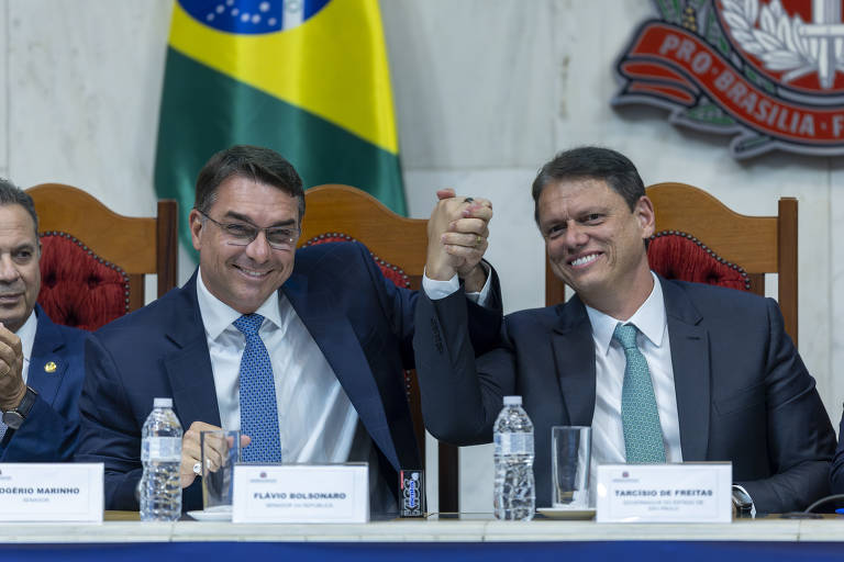 Tarcísio exalta legado de Bolsonaro e fortalece candidatura de Flávio