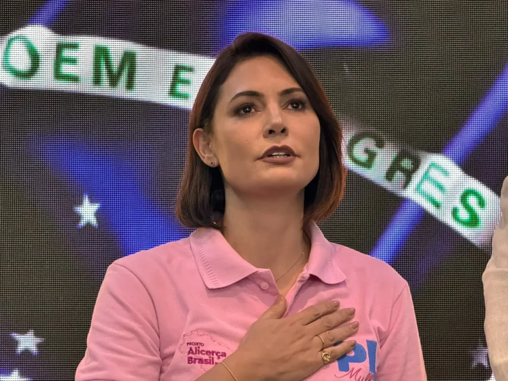 Michelle não dá sinal de trégua e Flávio Bolsonaro já admite ausência da ex-primeira-dama na campanha