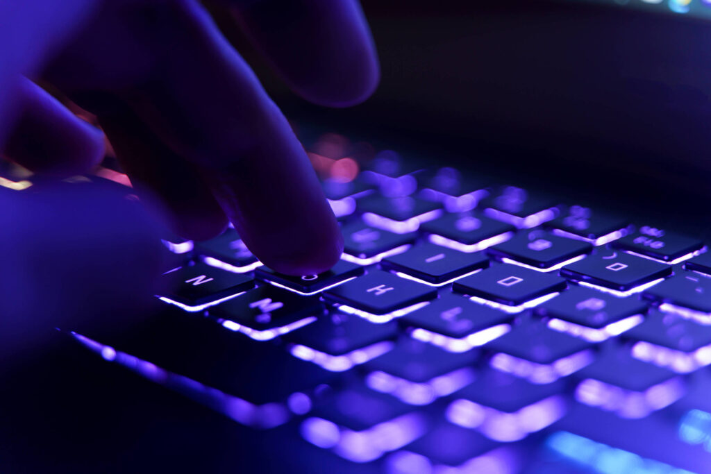 Justiça identifica 32 sites de IA que criam imagens falsas de nudez