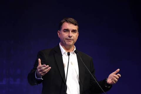 Flávio volta a questionar urnas e pede observadores internacionais