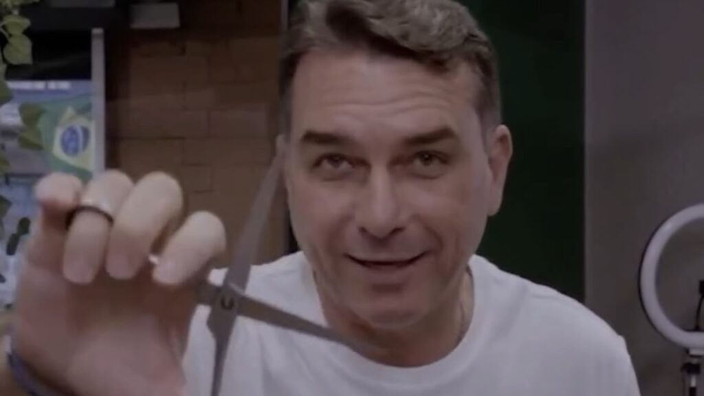 Vídeo: Flávio Bolsonaro defende “tesouraço” em impostos e critica Lula em propaganda eleitoral em barbearia