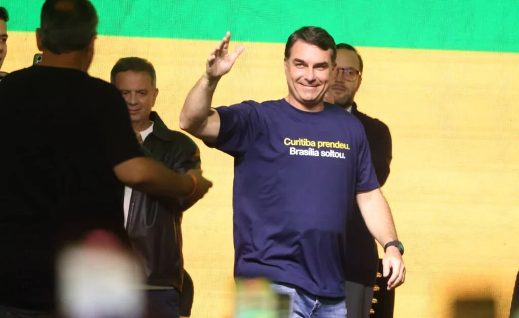 Eleitorado feminino mantém Lula à frente de Flávio Bolsonaro