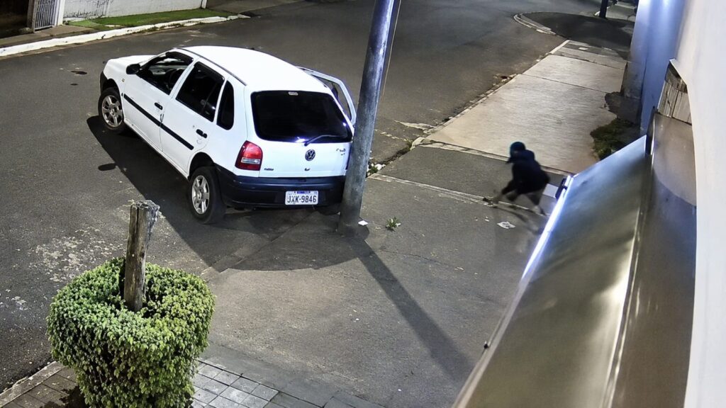 Vídeo: Passageiro é arremessado para fora de veículo em acidente violento