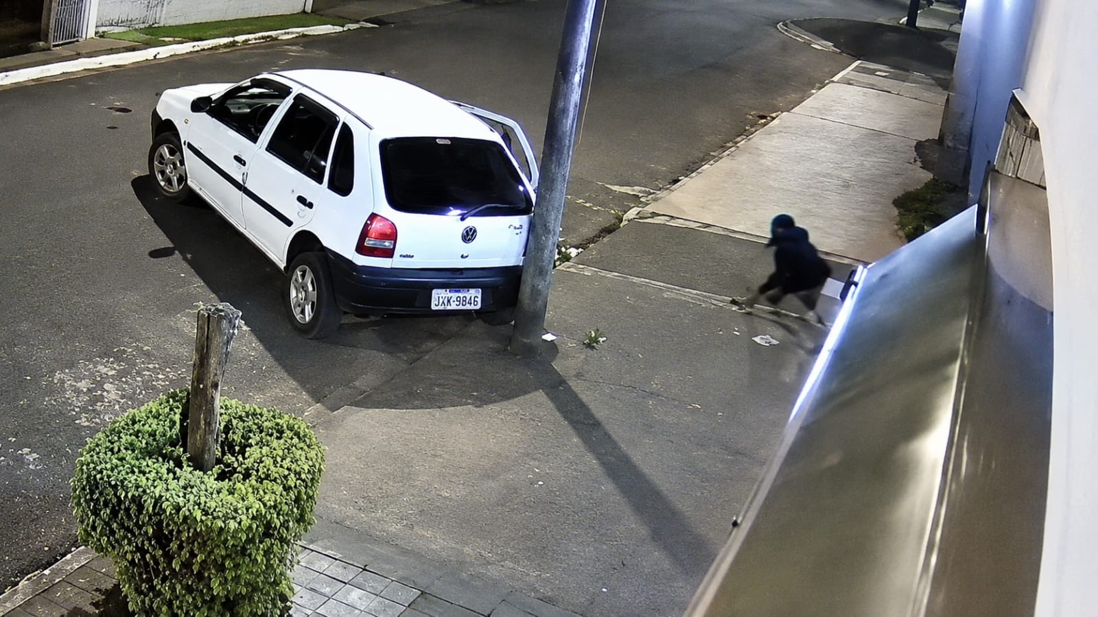 Vídeo: Passageiro é arremessado para fora de veículo em acidente violento