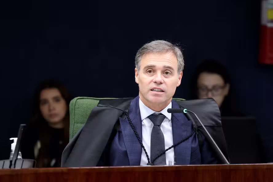 Mendonça assume caso Dark Horse e vira peça-chave em disputa na família Bolsonaro