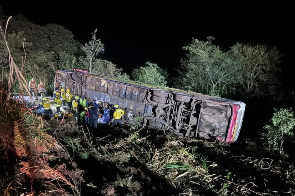 Morre quarta vítima de acidente com ônibus em Santa Catarina que transportava bailarinas, mães e professoras do Paraguai