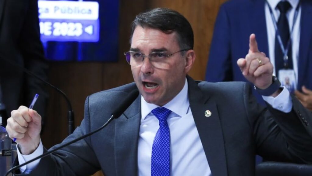 Vídeo: Flávio Bolsonaro atribui tarifa de 25% a Lula e diz que presidente “não tem mais condições” de governar