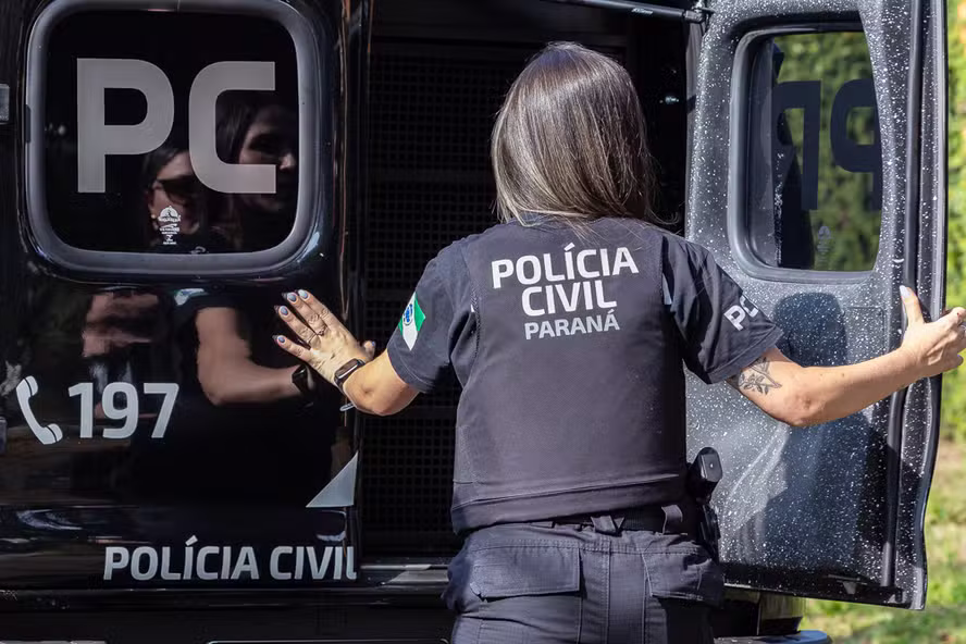 Filho denuncia plano e mãe é presa por encomendar morte de servidora