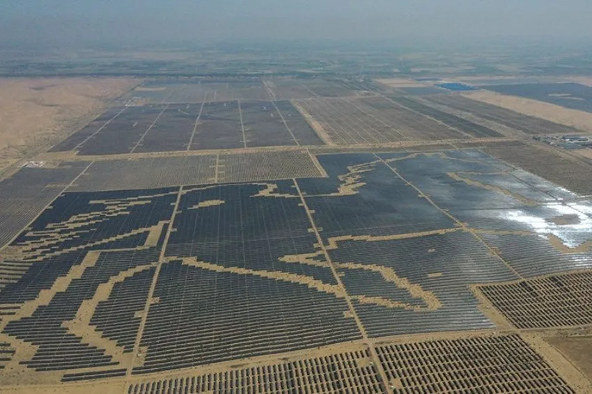 Parques de painéis solares no deserto de Kubuqi, na Mongólia Interior, fazem parte da maior instalação fotovoltaica em área desértica do mundo | Foto: People's Daily Online/Zhang Liyang/Divulgação