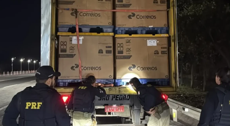 PRF flagra homem escondido em caixa durante esquema de furto de cargas em Goiás