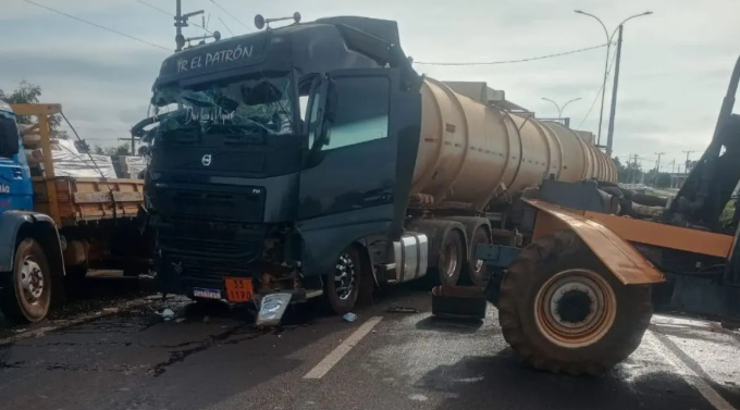 Caminhão atinge trator, fica atravessado e interdita trecho da BR-060, em Acreúna
