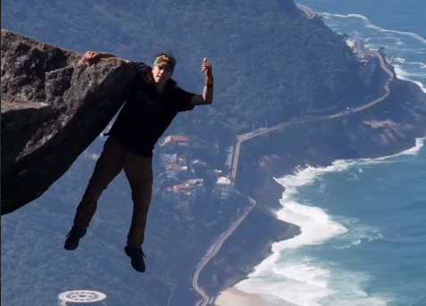 Vídeo de jovem durante manobras na Pedra da Gávea divide opiniões e especialistas alertam para perigo