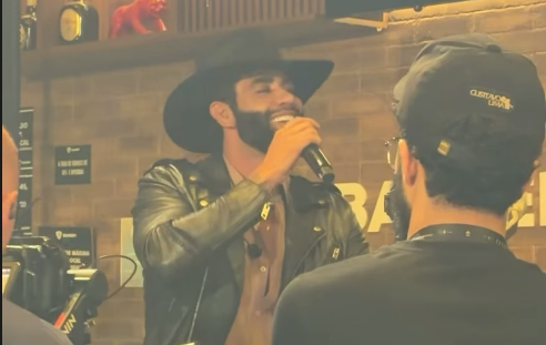 Gusttavo Lima surpreende público com pocket show no Bahrem, em Goiânia, no Dia do Cantor