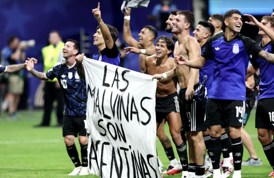 Jogadores da Argentina exibem faixa sobre Malvinas após vitória