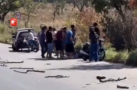 Motociclista tem perna amputada após bater em veículo na Rua da Vitória em Goiânia