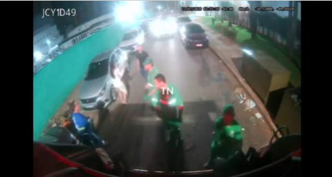 Motorista de Porsche agride coletores de lixo após discussão no Setor Bueno