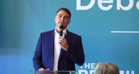 Flávio Bolsonaro questiona urnas eletrônicas em evento com diplomatas em Brasília