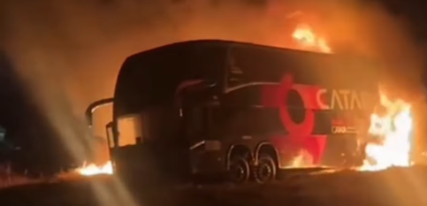 Ônibus da Viação Catarina pega fogo na BR-040 próximo a Cristalina