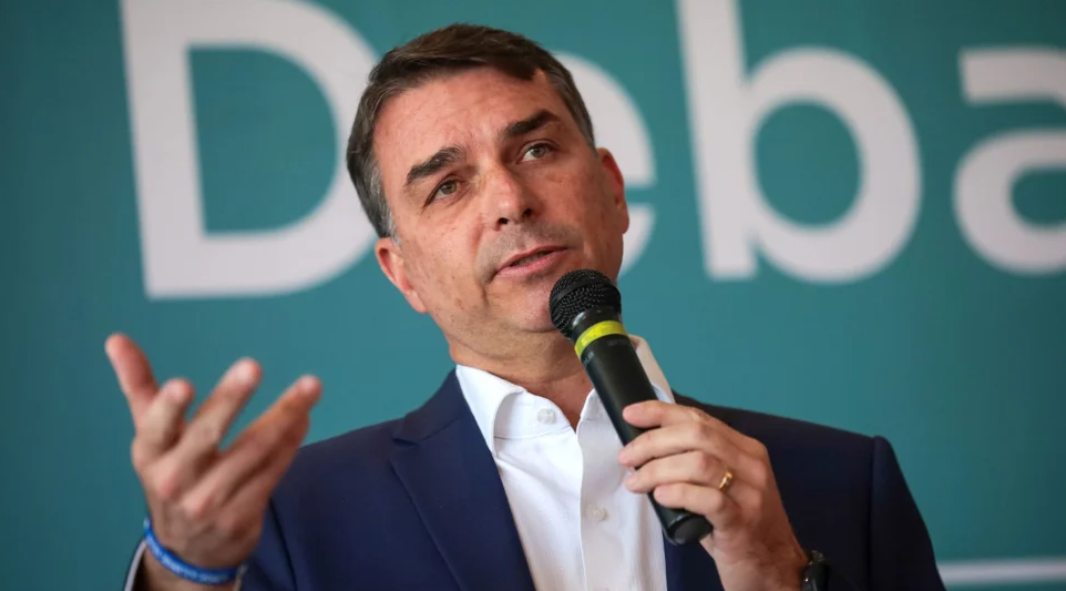 Flávio Bolsonaro emite e cancela notas para empresa que recebeu R$ 57,8 milhões do Banco Master