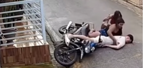 Motociclista perde o controle e cai com três ocupantes em lombada