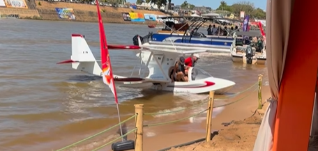Avião anfíbio pousa no Rio Araguaia e surpreende banhistas na Praia do Cavalo