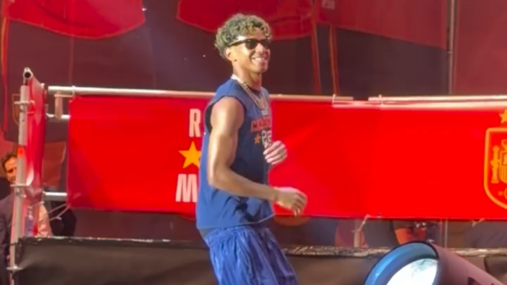 Vídeo: Lamine Yamal chama atenção em festa do título da Espanha com short abaixo da cintura
