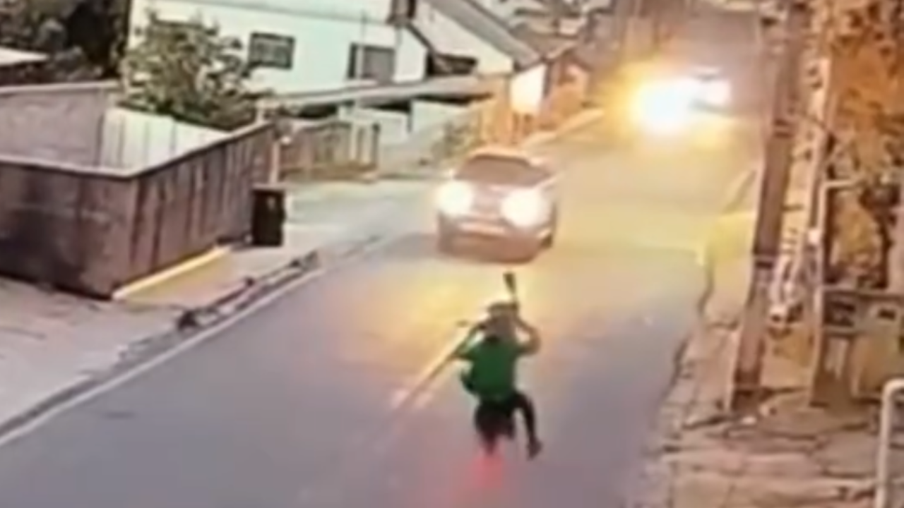 Motociclista morre após perder controle em manobra e bater em caminhonete; veja vídeo