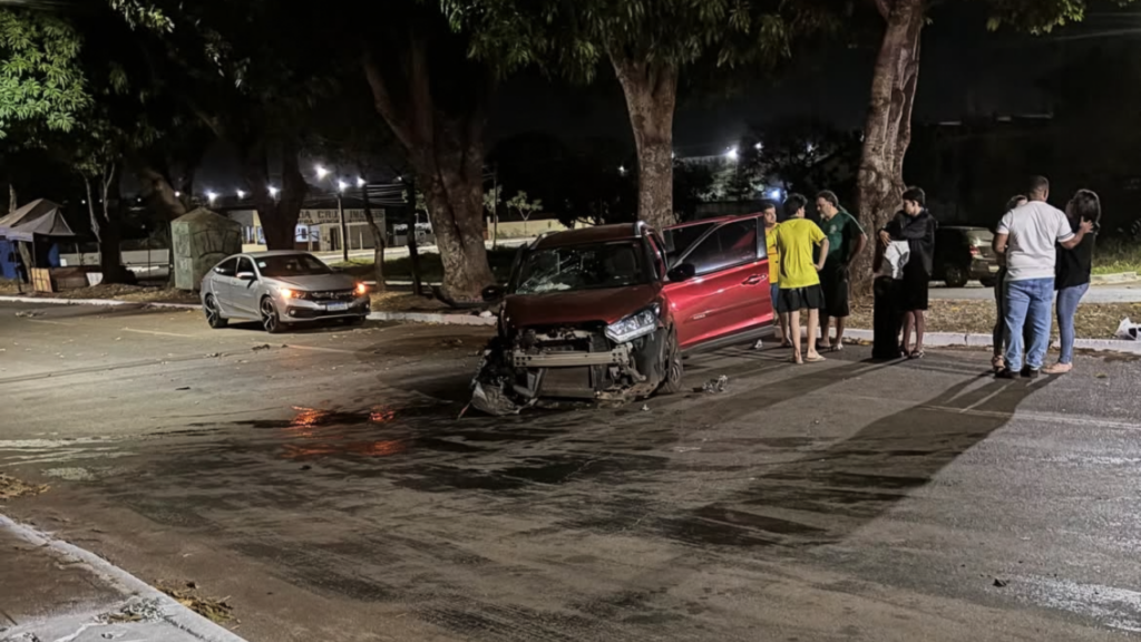 Acidente na avenida Alfredo Nasser em Goiânia mobiliza ambulância na madrugada; veja vídeo