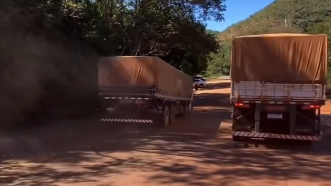 Vídeo: Caminhão desgovernado desce serra, atinge veículos e cai em ribanceira