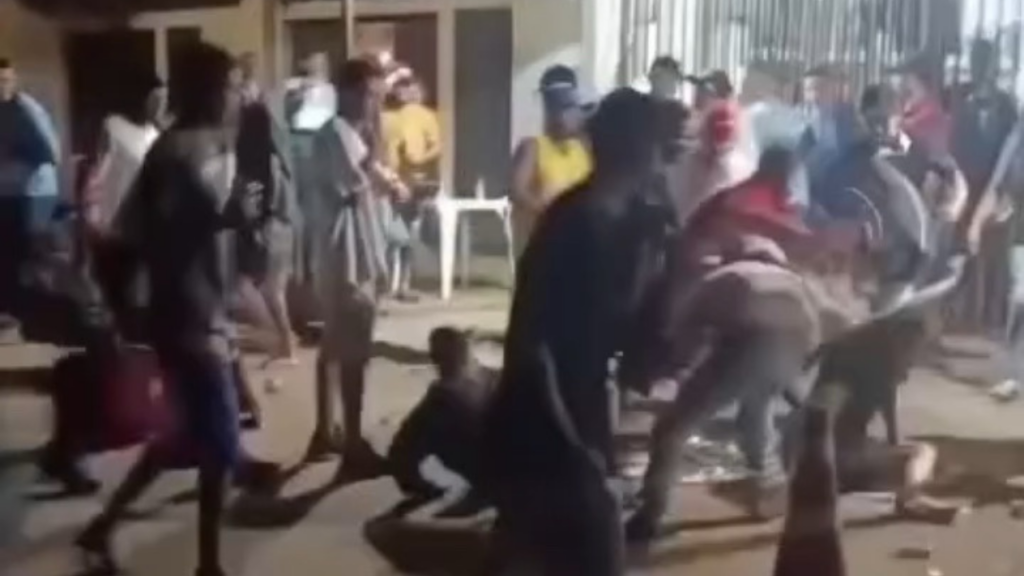 Vídeo: Briga generalizada na porta de distribuidora de bebidas é registrada em Aparecida de Goiânia