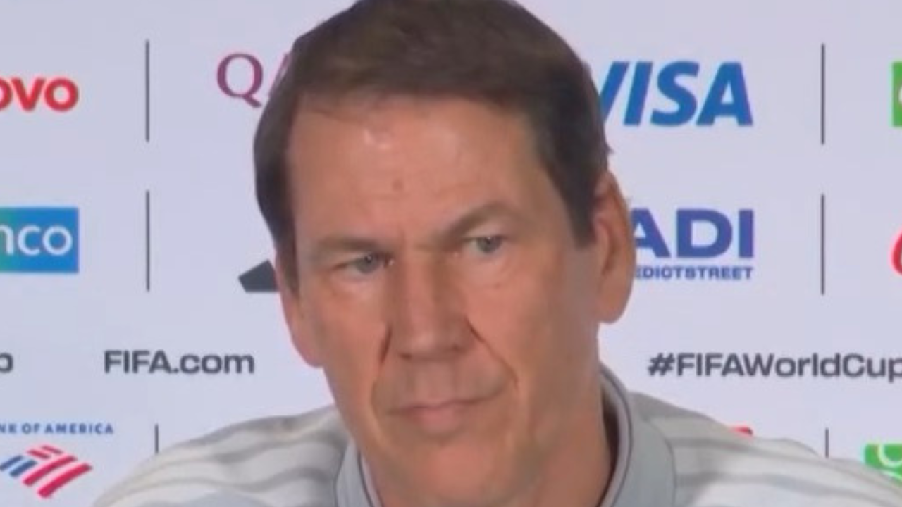 Vídeo: Técnico da Bélgica reage com perplexidade à decisão da FIFA de liberar Balogun para oitavas de finais