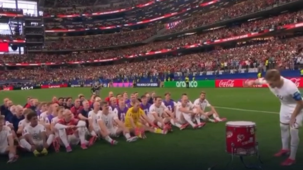 Vídeo: Noruega celebra vaga com “remada viking” e enfrenta Brasil nas oitavas da Copa