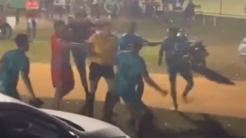 Árbitro é cercado e agredido após jogo em Goiânia. Assista ao vídeo