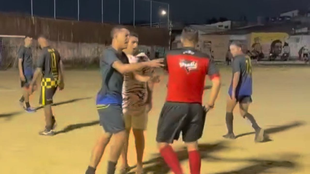 Árbitro é agredido em jogo de várzea após aplicar cartão e caso gera revolta; veja vídeo