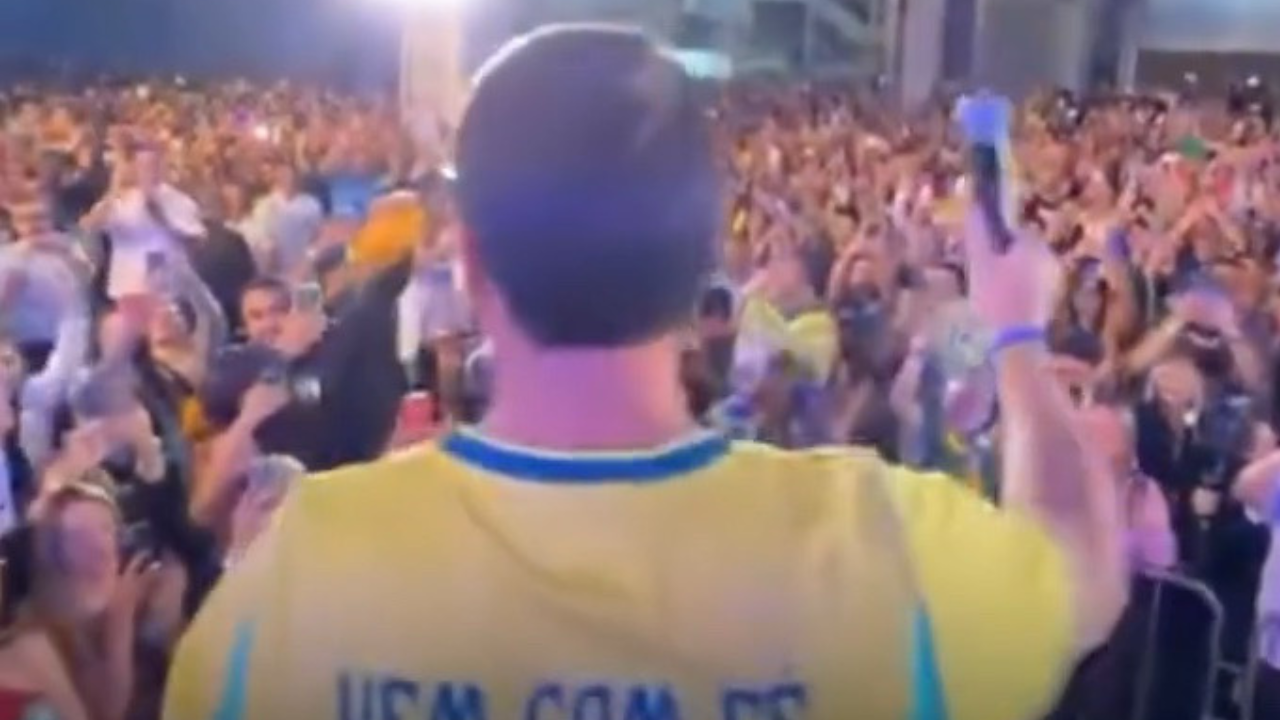Flávio Bolsonaro dança com apoiadores em evento e gera repercussão nas redes; veja vídeo