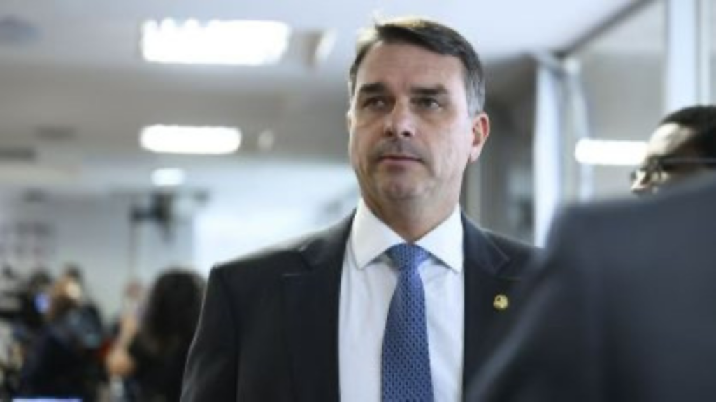 Vídeo: Flávio Bolsonaro acusa Lula de “roubar velhinhos do INSS” e diz que comida está “cara pra caralho”