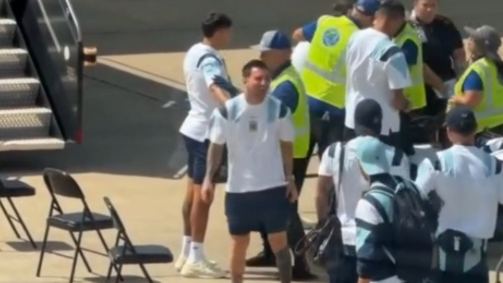 Vídeo: Messi passa por revista rigorosa no Aeroporto de Miami e reage com muita gargalhada