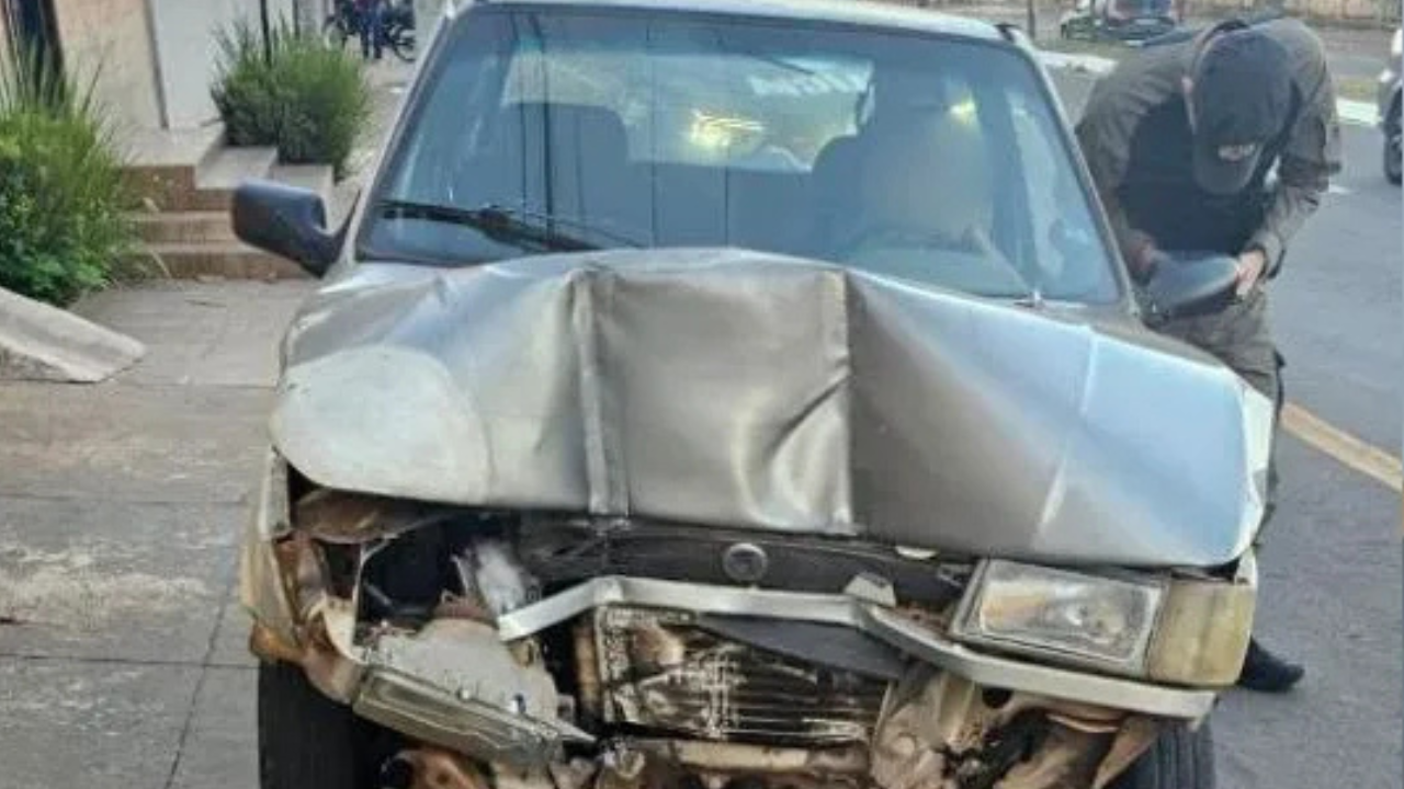 Motorista de 51 anos bate carro em poste em Anápolis após passar mal na avenida universitária