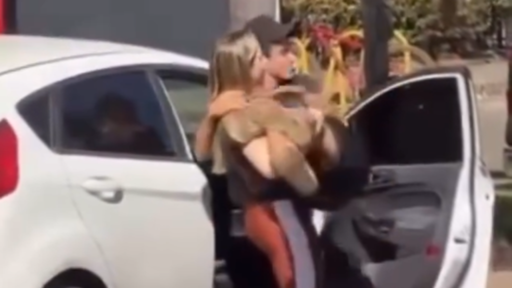 Mulher carrega marido com pé quebrado no colo em Iporá e vídeo viraliza