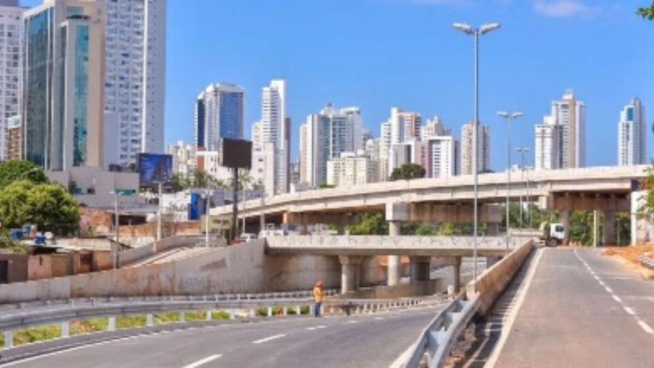 Prefeitura lava viadutos de acesso a Trindade e Inhumas em operação noturna da comurg