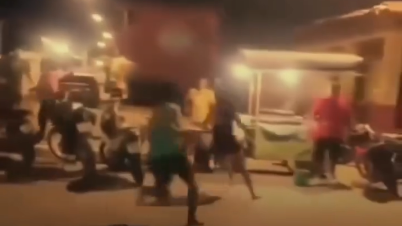 Vídeo: Mulher escapa de ataque com faca após intervenção de populares em via pública