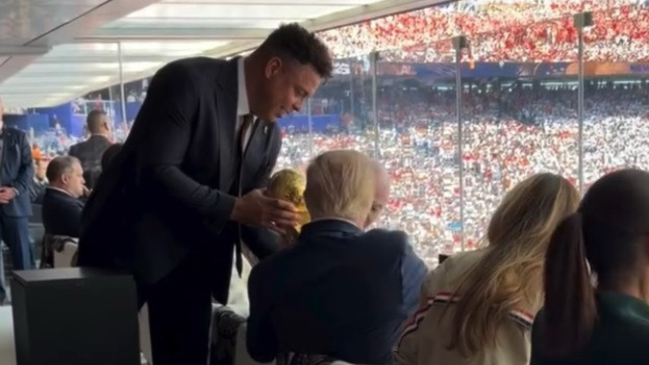 Vídeo: Ronaldo Fenômeno leva taça da copa ao camarote de Trump durante final