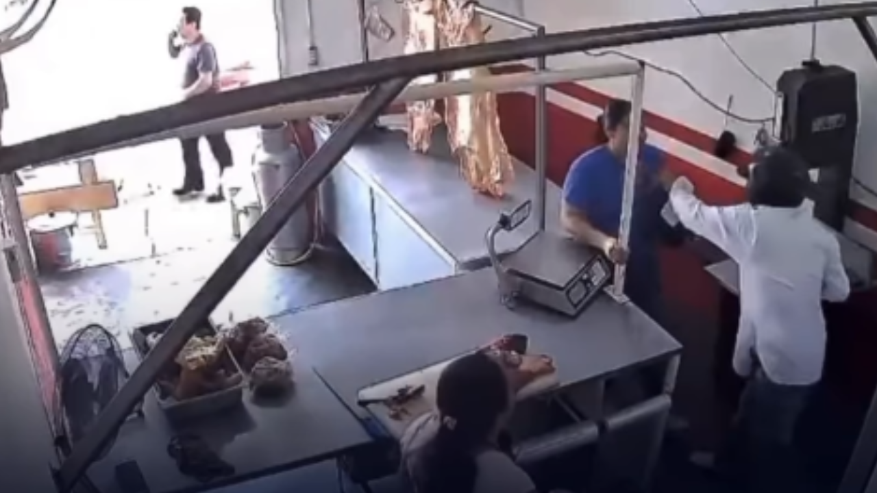 Funcionárias reagem a assalto armado e fazem criminoso fugir sem levar dinheiro; veja vídeo