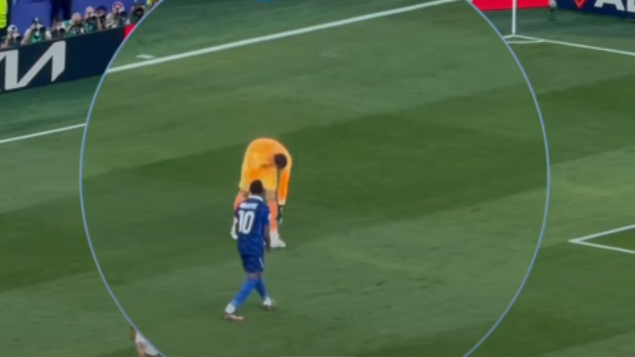Goleiro do Paraguai tenta cumprimentar Mbappé e é ignorado em jogo da Copa